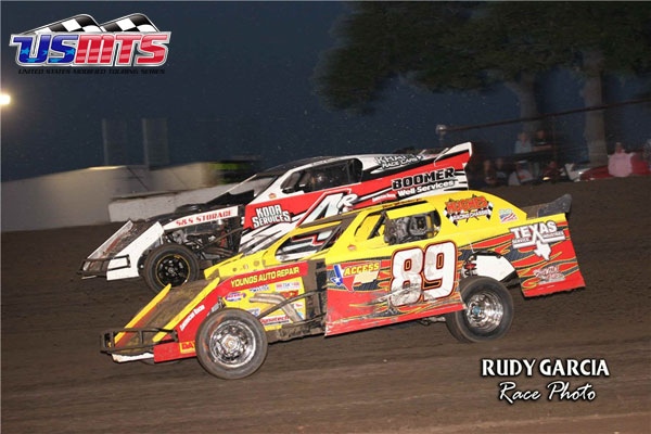 Steven Whiteaker Jr. of Corpus Christi, Texas (89), and Dereck Ramirez of Woodward, Okla. (4r).